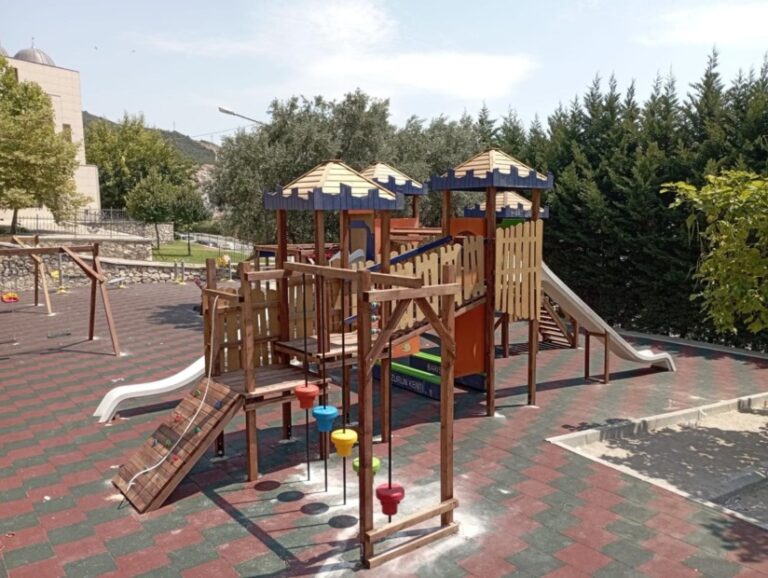 Gemlik Cumhuriyet Mahallesi’ne Yeni Çocuk Parkı