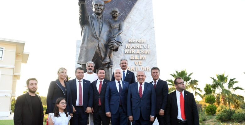 Osmangazi Belediyesi Zafer Bayramı’nı Atatürk Anıtı ile taçlandırdı