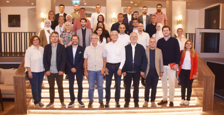 ÇİLEK MOBİLYA’NIN KURUCULARI VE YÖNETİCİLERİ  ULUDAĞ’DA BİR ARAYA GELDİ
