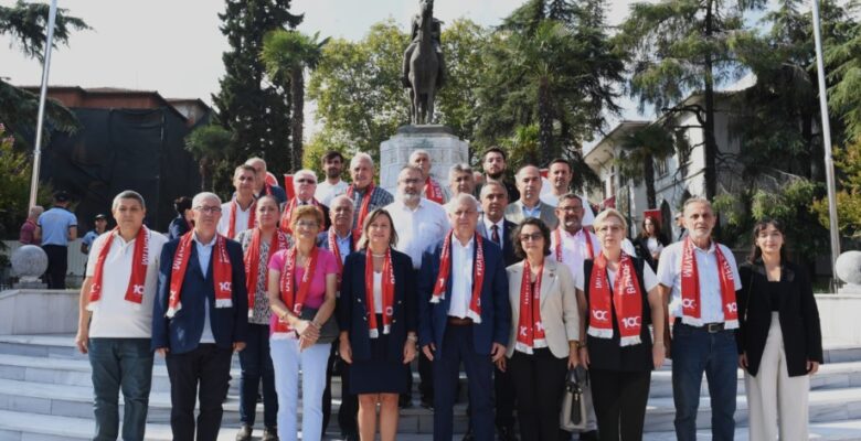 Atatürk’ün Cumhurbaşkanı olarak Bursa’ya gelişinin 100. yılı anısına çelenk sunumu yapıldı