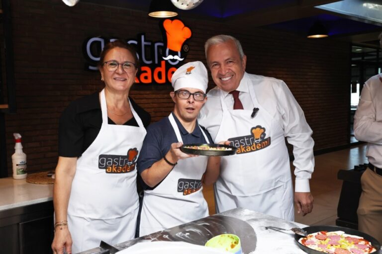 Başkan Şadi Özdemir özel çocuklarla pizza yaptı