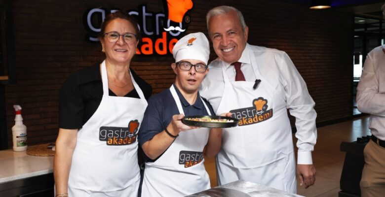 Başkan Şadi Özdemir özel çocuklarla pizza yaptı