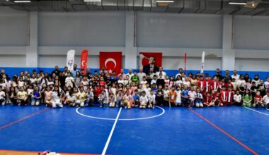 GENÇ SPORCULAR SERTİFİKALARINI BAŞKAN ERDEM’DEN ALDILAR