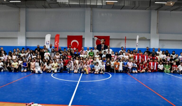 GENÇ SPORCULAR SERTİFİKALARINI BAŞKAN ERDEM’DEN ALDILAR