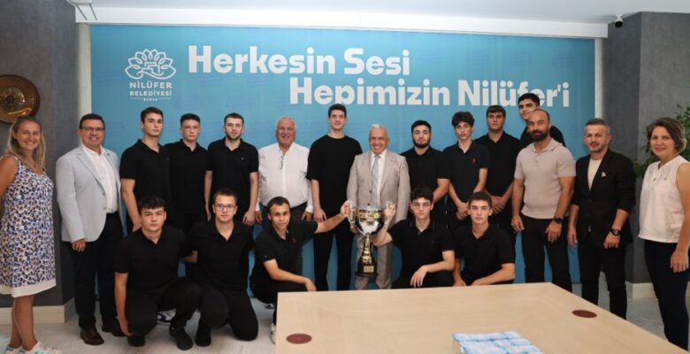Şampiyonluk sevincini Başkan Şadi Özdemir’le paylaştılar