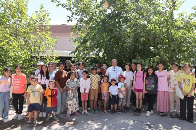 Başkan Şadi Özdemir Minareliçavuş’ta Yaz Atölyeleri’ne katıldı