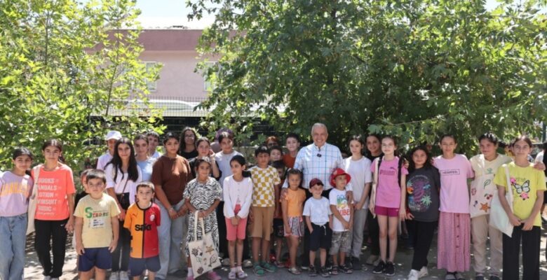 Başkan Şadi Özdemir Minareliçavuş’ta Yaz Atölyeleri’ne katıldı