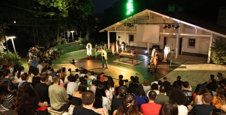 Açık havada tiyatro keyfi Ormandaki Kulübe’de başladı