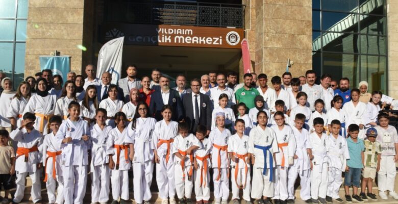 YILDIRIM GENÇLİK MERKEZİ MEZUNLARINI VERDİ