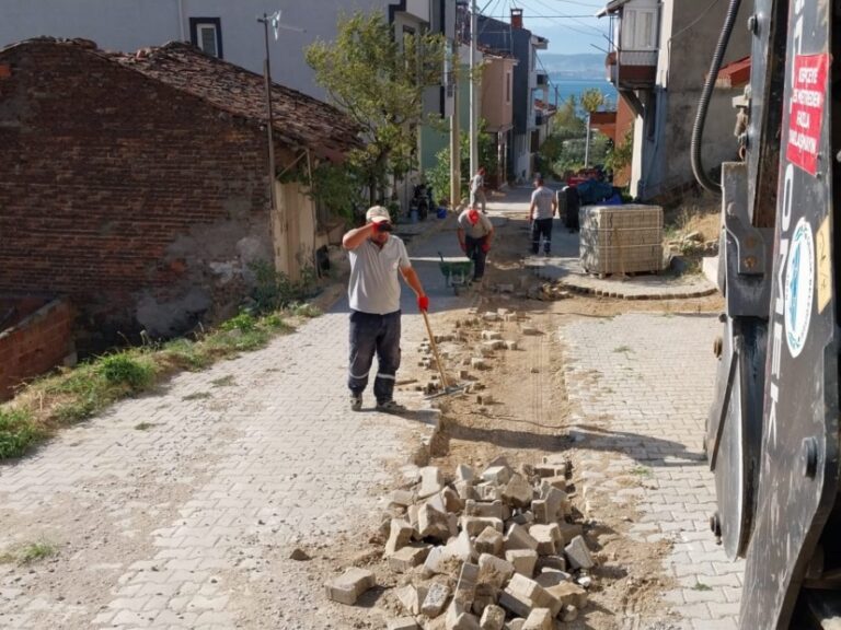 Gemlik’in dört bir yanında ihtiyaç duyulan hizmetler bir bir yerine getiriliyor.