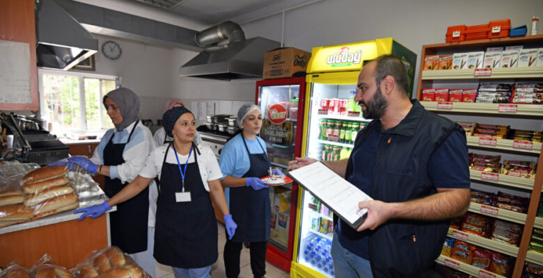 Zabıta ekipleri okul kantinlerini denetledi