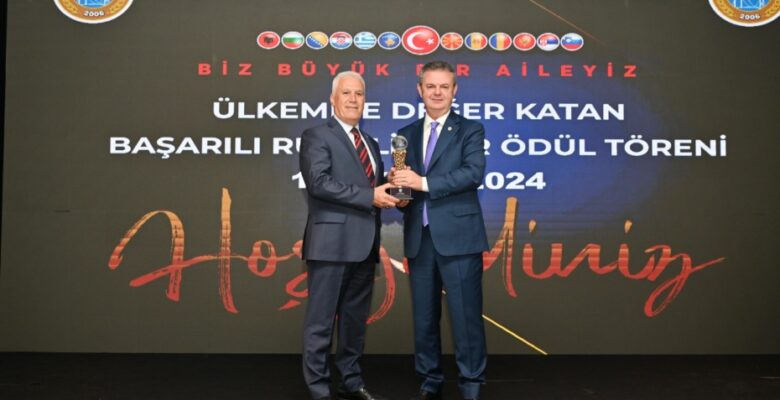 Başkan Bozbey’e RUMELİSİAD’tan ödül
