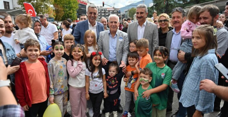 Heykel, çocuk sesleriyle şenlendi