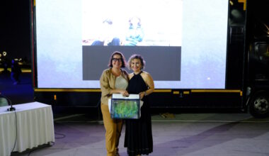 Atatürk Stadyumu Kütüphanesi önünde sinema keyfi