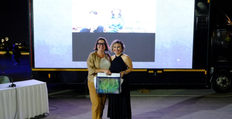 Atatürk Stadyumu Kütüphanesi önünde sinema keyfi