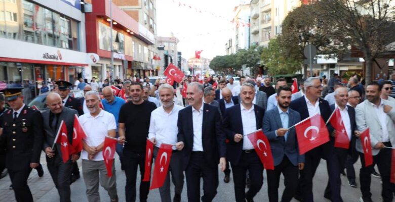 İNEGÖL’DE KURTULUŞ COŞKUSU SOKAKLARA TAŞINDI