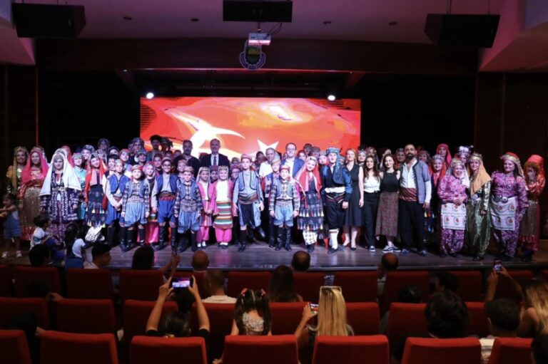 ZAFERDEN KURTULUŞA ETKİNLİKLERİ HALK DANSLARI GÖSTERİLERİYLE DEVAM ETTİ