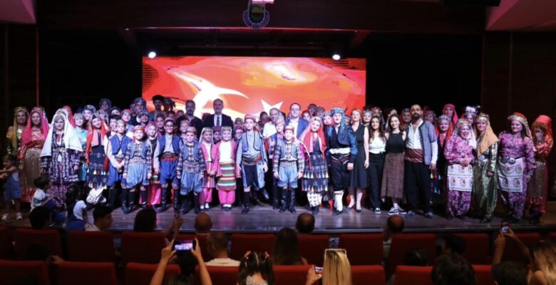 ZAFERDEN KURTULUŞA ETKİNLİKLERİ HALK DANSLARI GÖSTERİLERİYLE DEVAM ETTİ