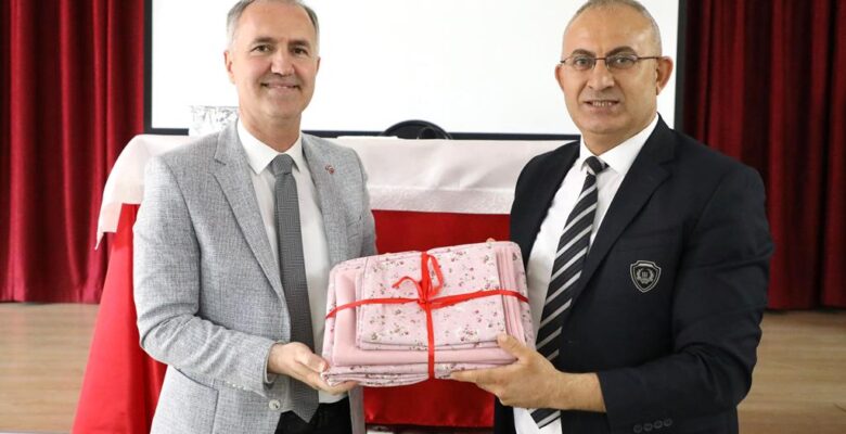 İNEGÖL’DE GENÇLER ŞEHİR YÖNETİMİNE KATKI SUNUYOR