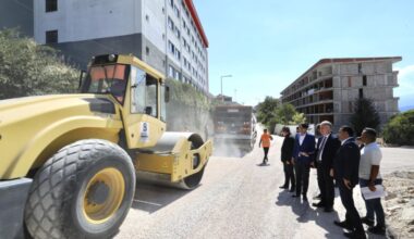 İNEGÖL FATİH MAHALLESİNDE YENİ YOLLARA SATHİ KAPLAMA YAPILIYOR