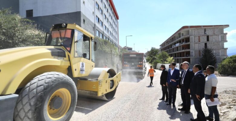 İNEGÖL FATİH MAHALLESİNDE YENİ YOLLARA SATHİ KAPLAMA YAPILIYOR