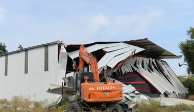 Kırsal mahallelerdeki 3 kaçak yapı yıkıldı