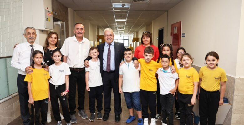Başkan Şadi Özdemir öğrencilerin ilk gün heyecanını paylaştı