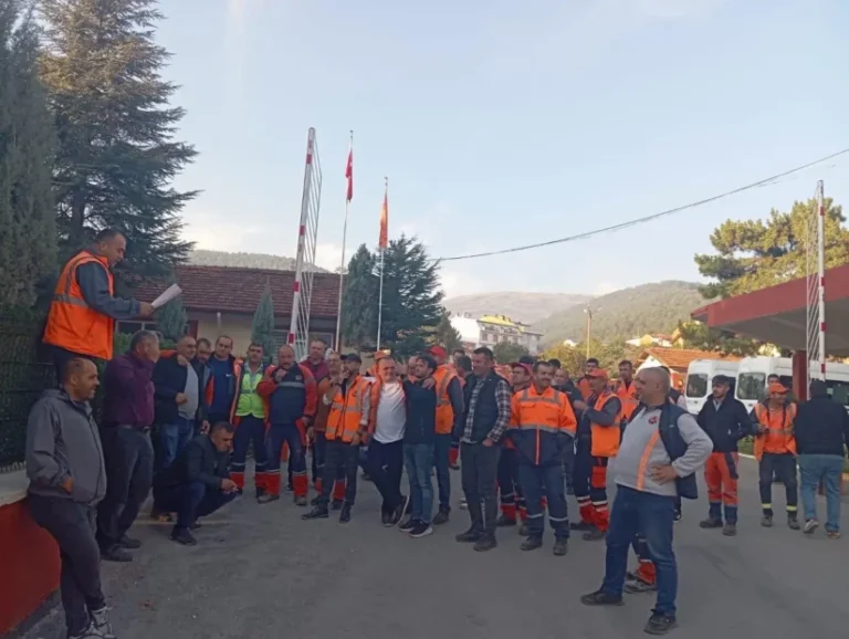 TÜRK İŞ’TEN İŞE 1 SAAT GEÇ BAŞLAMA EYLEMİ