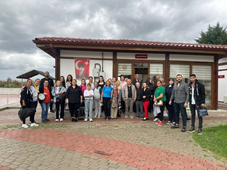 GEMLİK KENT KONSEYİ 1 EKİM DÜNYA YAŞLILAR GÜNÜ’NDE BÜYÜKLERİMİZİ UNUTMADI