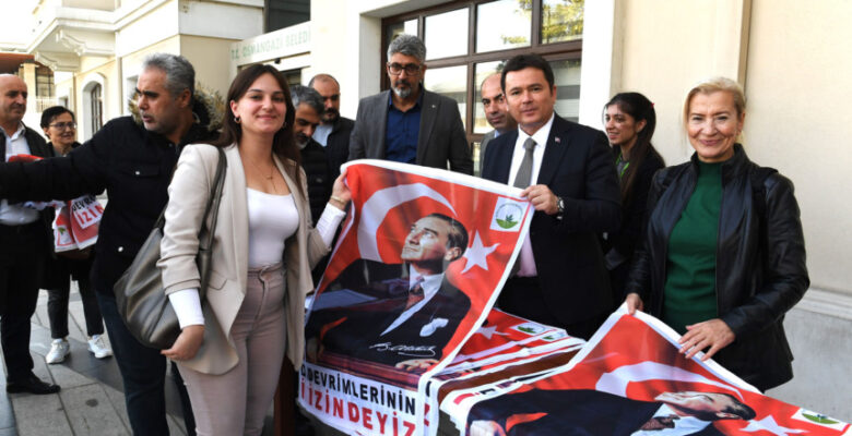Osmangazi Belediyesi 10 bin Ata Posteri dağıtıyor