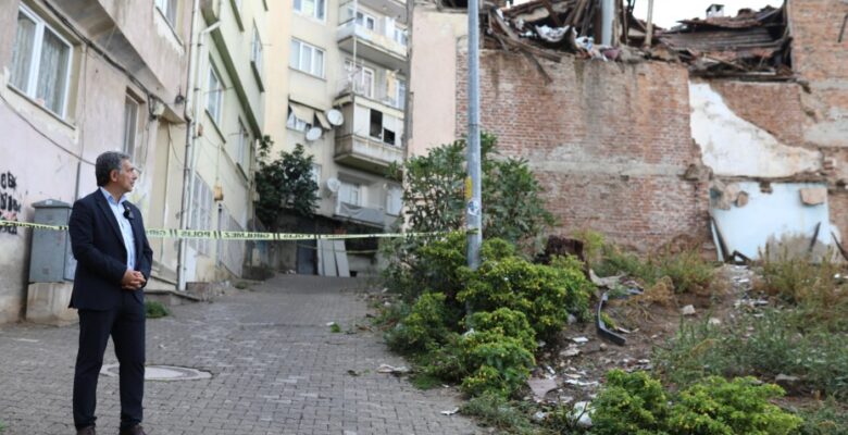 Gemlik’te Metruk Binalar Yıkılıyor
