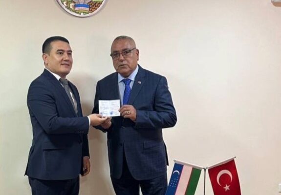 ÖZBEKİSTAN İLK KEZ BİR TÜRK’E FAHRİ VATANDAŞLIK VERDİ…