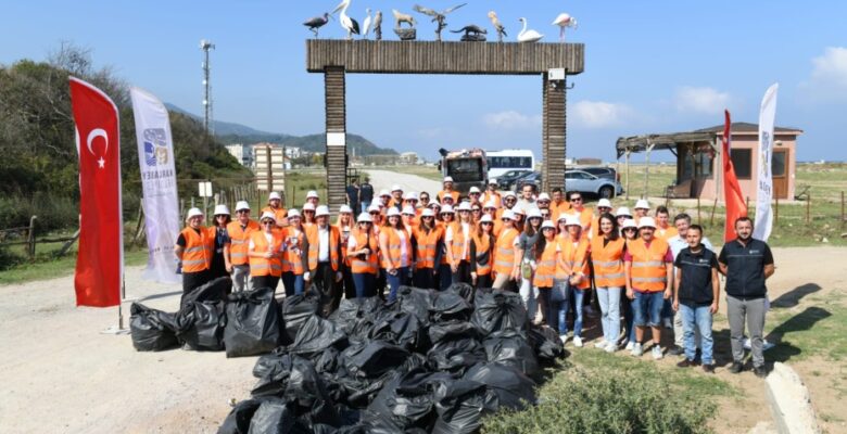 Karacabey’in Yeniköy Sahillerinde gönüllü temizlik hareketi
