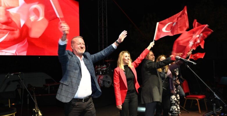 Cumhuriyetin kuruluşunun 101. yıldönümü Karacabey’de coşkuyla kutlandı