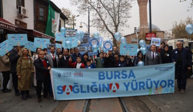 Diyabete dikkat çekmek için mavi balonlar gökyüzüne bırakıldı