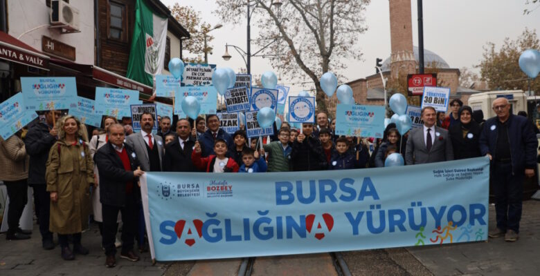 Diyabete dikkat çekmek için mavi balonlar gökyüzüne bırakıldı