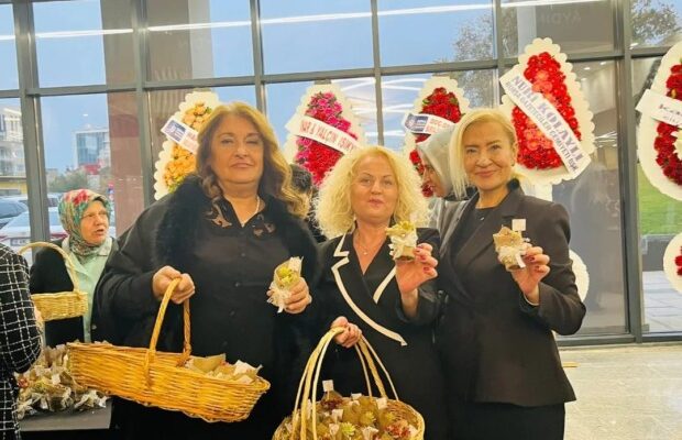 Nilüferli Kadınlardan Yeni Evlenen Çiftlere “Eğitim Bursu” Karşılığı Buket!