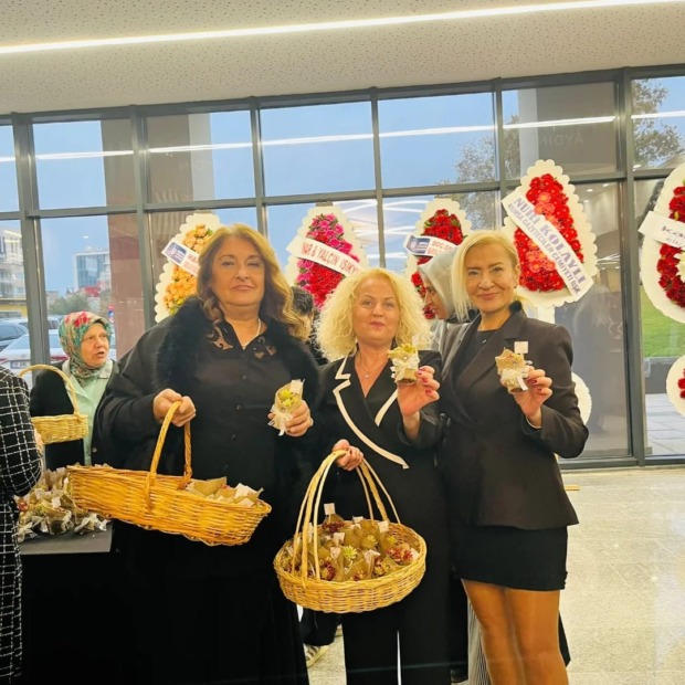 Nilüferli Kadınlardan Yeni Evlenen Çiftlere “Eğitim Bursu” Karşılığı Buket!