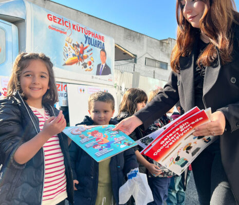 Rengarenk elleriyle Gezici Kütüphaneye iz bıraktılar