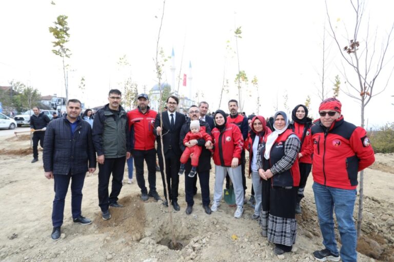 İNEGÖL’DE FİDANLAR TOPRAKLA BULUŞTU