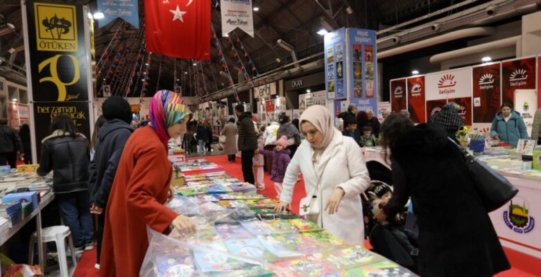İNEGÖLLÜLER KİTAP FUARINDA YAZARLARLA BULUŞUYOR
