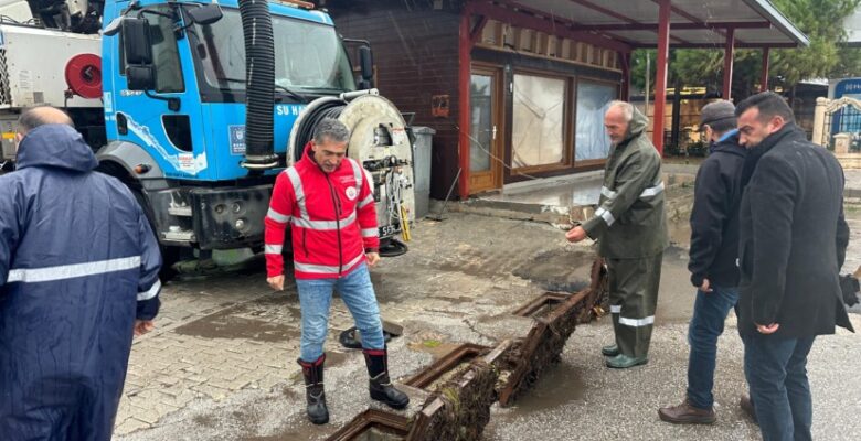 Gemlik’te sağanak taşkınına Başkan müdahalesi