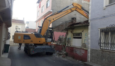 Tehlike saçan metruk bina yıkıldı