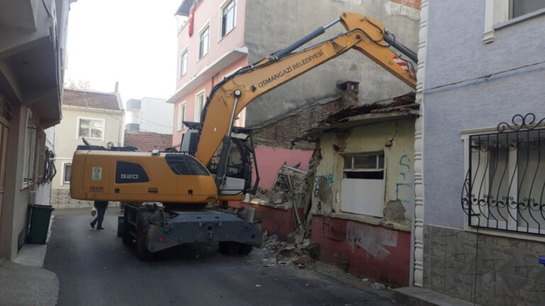 Tehlike saçan metruk bina yıkıldı