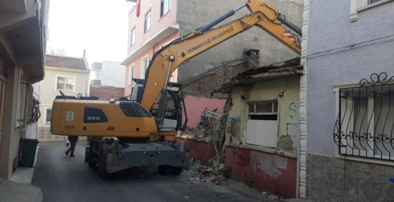 Tehlike saçan metruk bina yıkıldı