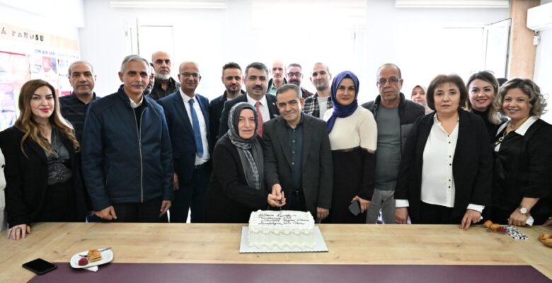 YILDIRIM’DA 42 YILLIK ÖĞRETMEN ALKIŞLARLA EMEKLİLİĞE UĞURLANDI