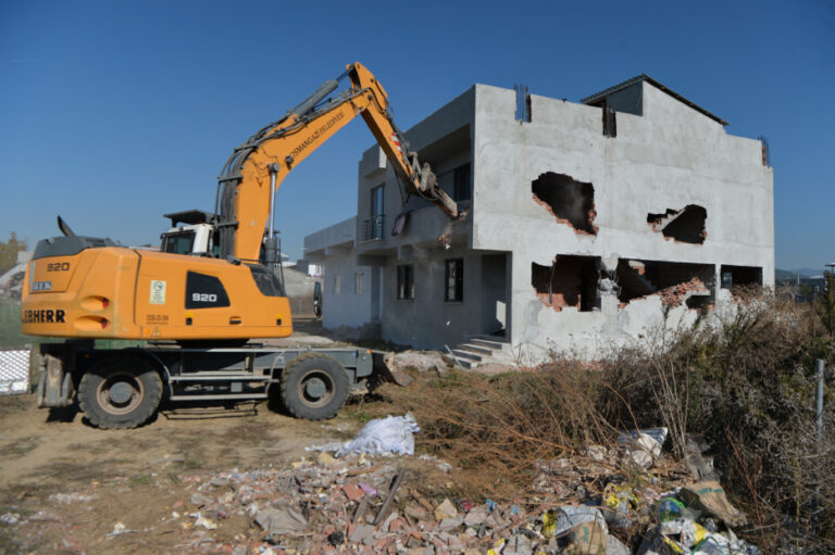 Doğanevler’de kaçak 3 yapı yıkıldı