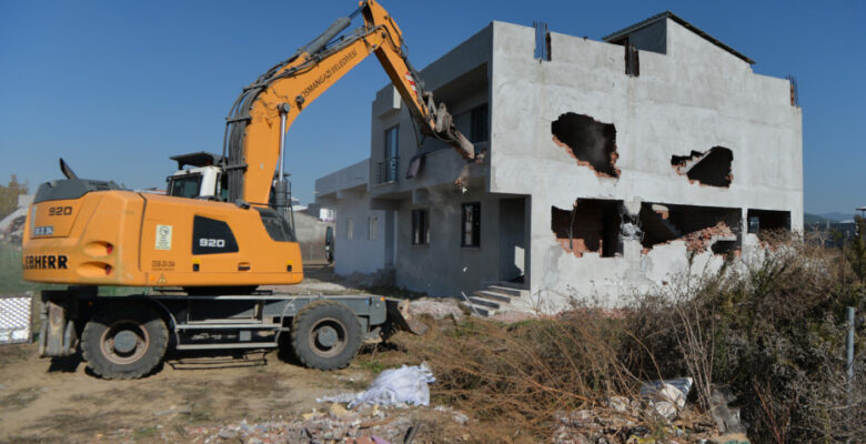 Doğanevler’de kaçak 3 yapı yıkıldı