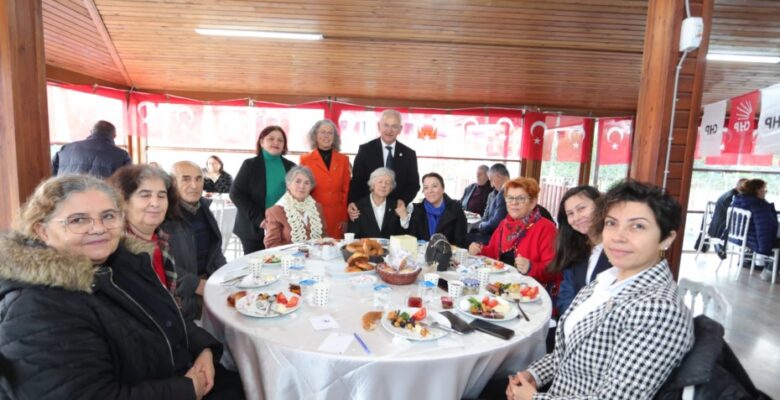 CHP Gemlik İlçe Başkanlığı kadın kollarından Öğretmenlere Özel Kutlama