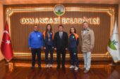 Başkan Aydın şampiyon sporcuları ağırladı